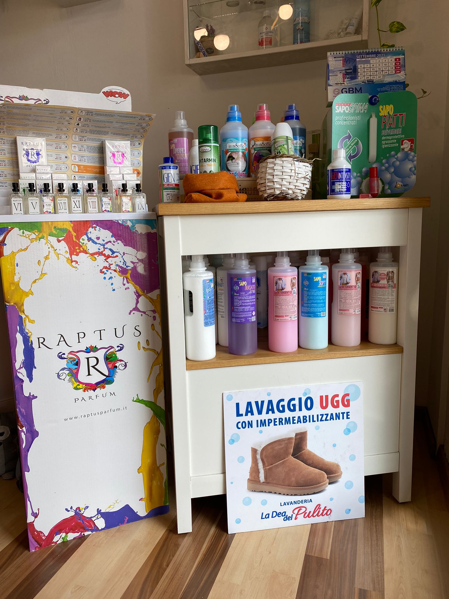 Prodotti e cartello del trattamento UGG in lavanderia