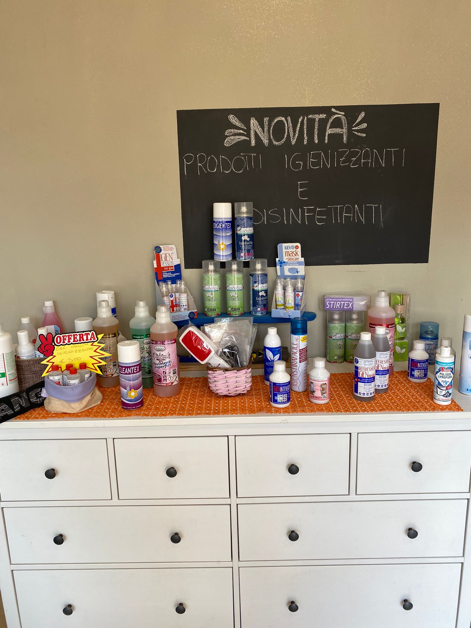 Prodotti igienizzanti e disinfettanti esposti in negozio