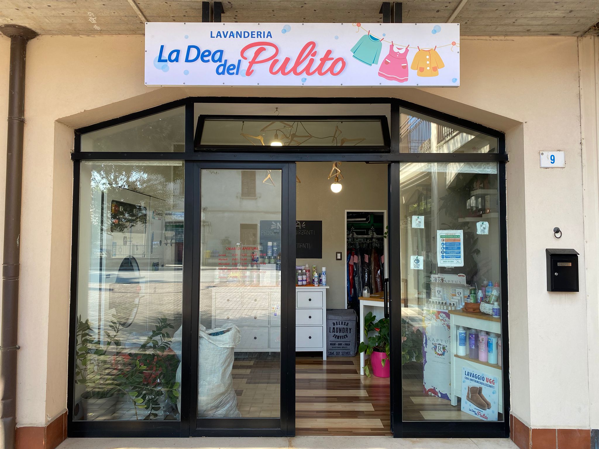 Ingresso della Lavanderia La Dea del Pulito a Forlì