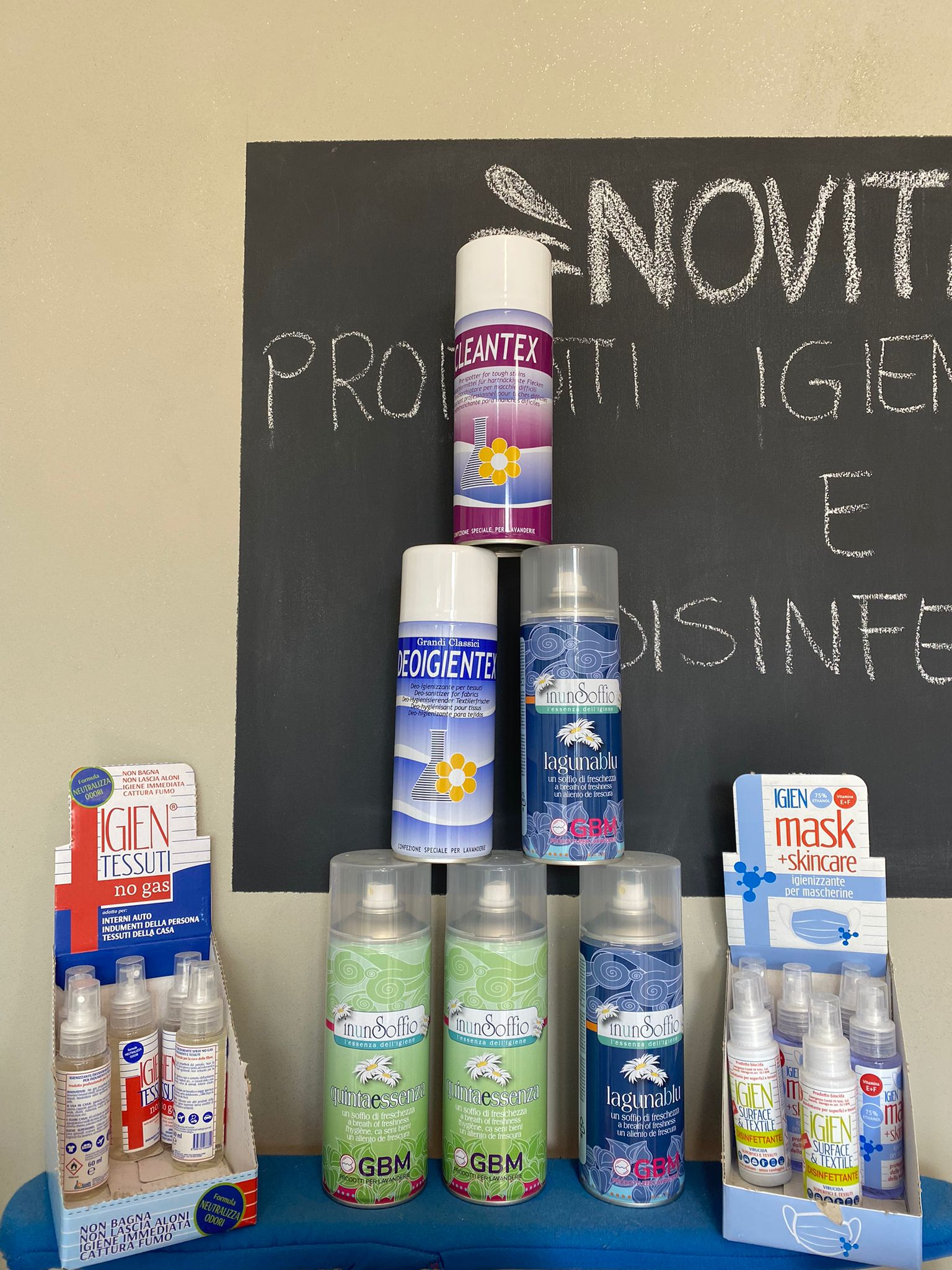 Esposizione di prodotti professionali per la cura dei tessuti