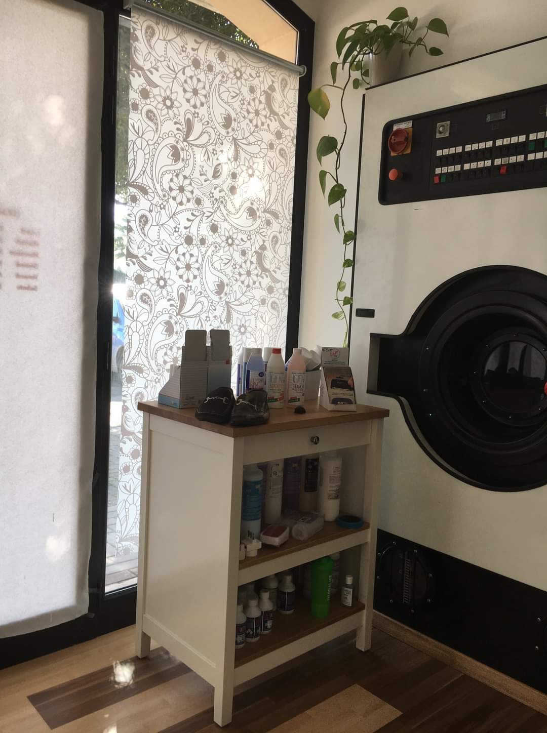 Macchinario professionale all'interno della lavanderia